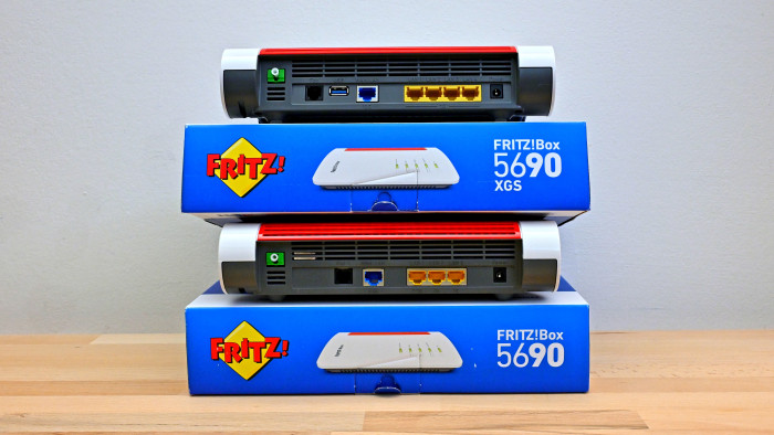Bei den Fritzboxen 5690 (unten) und 5690 XGS (oben) wird der Glasfaser-Kabelstecker direkt in die grünen Buchsen links oben hinten gesteckt. Da passen keine steckbaren SFP-Modem-Module mehr. (Bild: Harald Karcher)