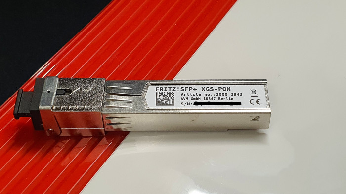 Das steckbare Fritz-SFP+XGS-PON-Modul hebt die Fritzboxen 5530 und 5590 auf 10 Gigabit brutto an passenden Glasfaser-Anschlüssen. (Bild: Harald Karcher)