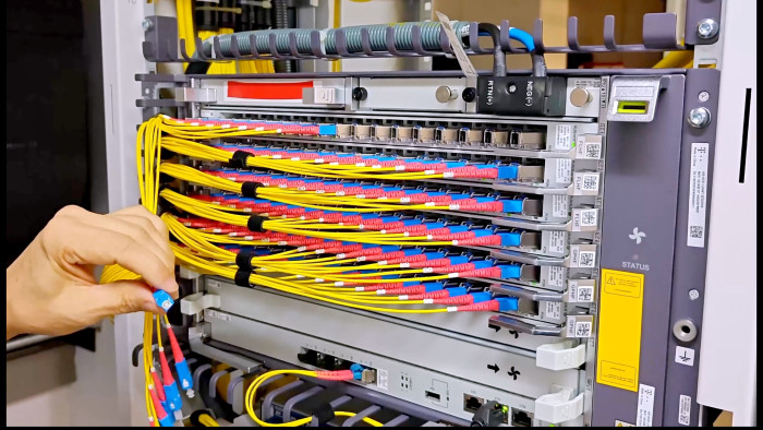 Im Dezember 2025 entfernte die Deutsche Telekom in diesem OLT in München die alten GPON-SFPs und ersetzte sie durch schnellere XGS-PON-SFTs. Danke an Dr. Markus Jodl, der den Besuch im nächtlichen Wartungsfenster möglich machte. (Bild: Harald Karcher)
