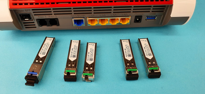 Das steckbare Fritz-SFP+XGS-PON-Modul kostet etwa 55 Euro. Man kann es bei Bedarf links oben in den Fiber-SFP-Slot dieser Fritzbox 5590 stecken. (Bild: Harald Karcher)