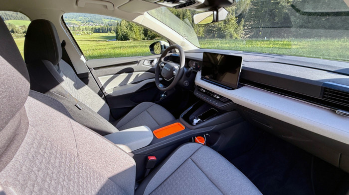 Zentrales Steuerelement ist im Epiq ein 13 Zoll großer Touchscreen auf der Mittelkonsole. Das Infotainmentsystem arbeitet auf Android-Basis, reagiert schnell und erlaubt eine intuitive Bedienung. Die erleichtert auch die Tastenreihe darunter. (Bild: Franz W. Rother)