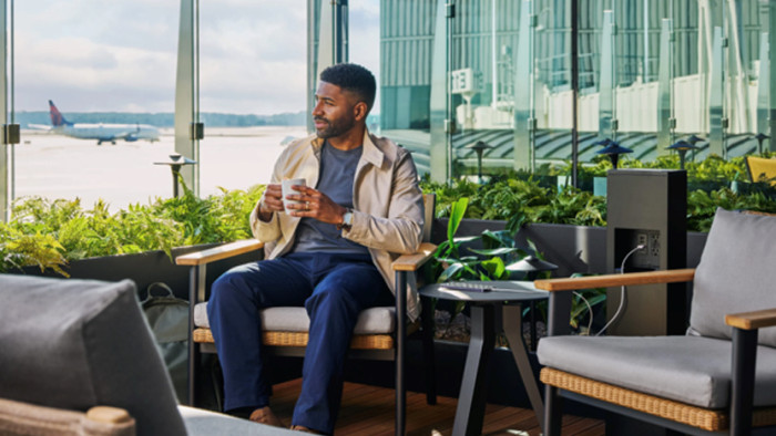 Eine Airport Lounge schafft Raum zum Arbeiten, Abschalten oder Planen – unabhängig von der gebuchten Reiseklasse. (Bild: American Express)