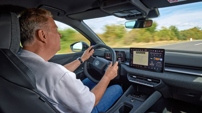 Bei der ersten Ausfahrt im Wiener Umland begeistert der VW ID.Polo mit hoher Agilität und einer komfortablen Fahrwerksabstimmung. (Bild: VW)