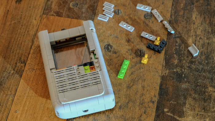 Zunächst müssen wir den Lego-Game-Boy teilweise auseinanderbauen. (Bild: Oliver Nickel/Golem)