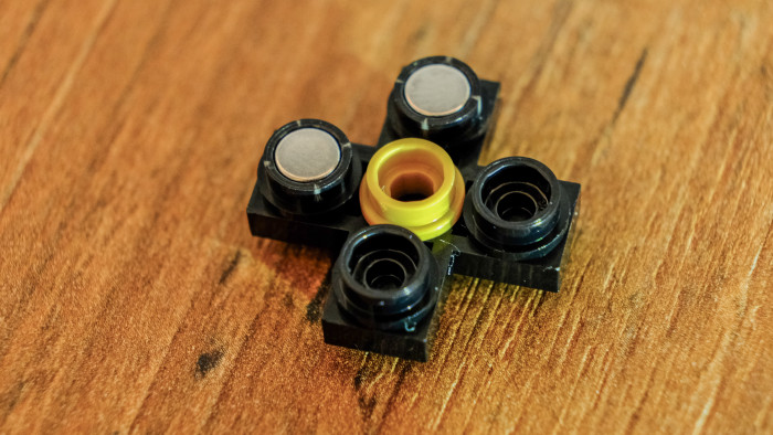 Das Steuerkreuz wird ebenfalls mit Magneten ausgestattet. (Bild: Oliver Nickel/Golem)