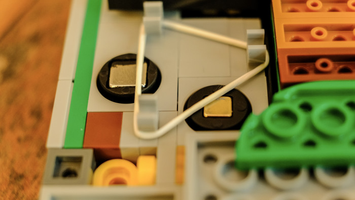 Mittels Gummiband lassen sich die Knöpfe eindrücken. (Bild: Oliver Nickel/Golem)