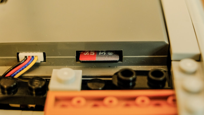 Die Micro-SD-Karte ist schwer erreichbar. (Bild: Oliver Nickel/Golem)